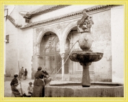 Mujeres cogiendo agua en la plaza del potro. aNÓNIMO Hacia 1900